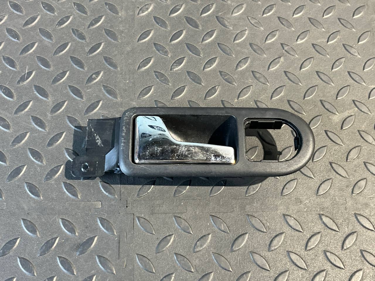 Ручка двери передняя левая Volkswagen Golf/4 1997-2006