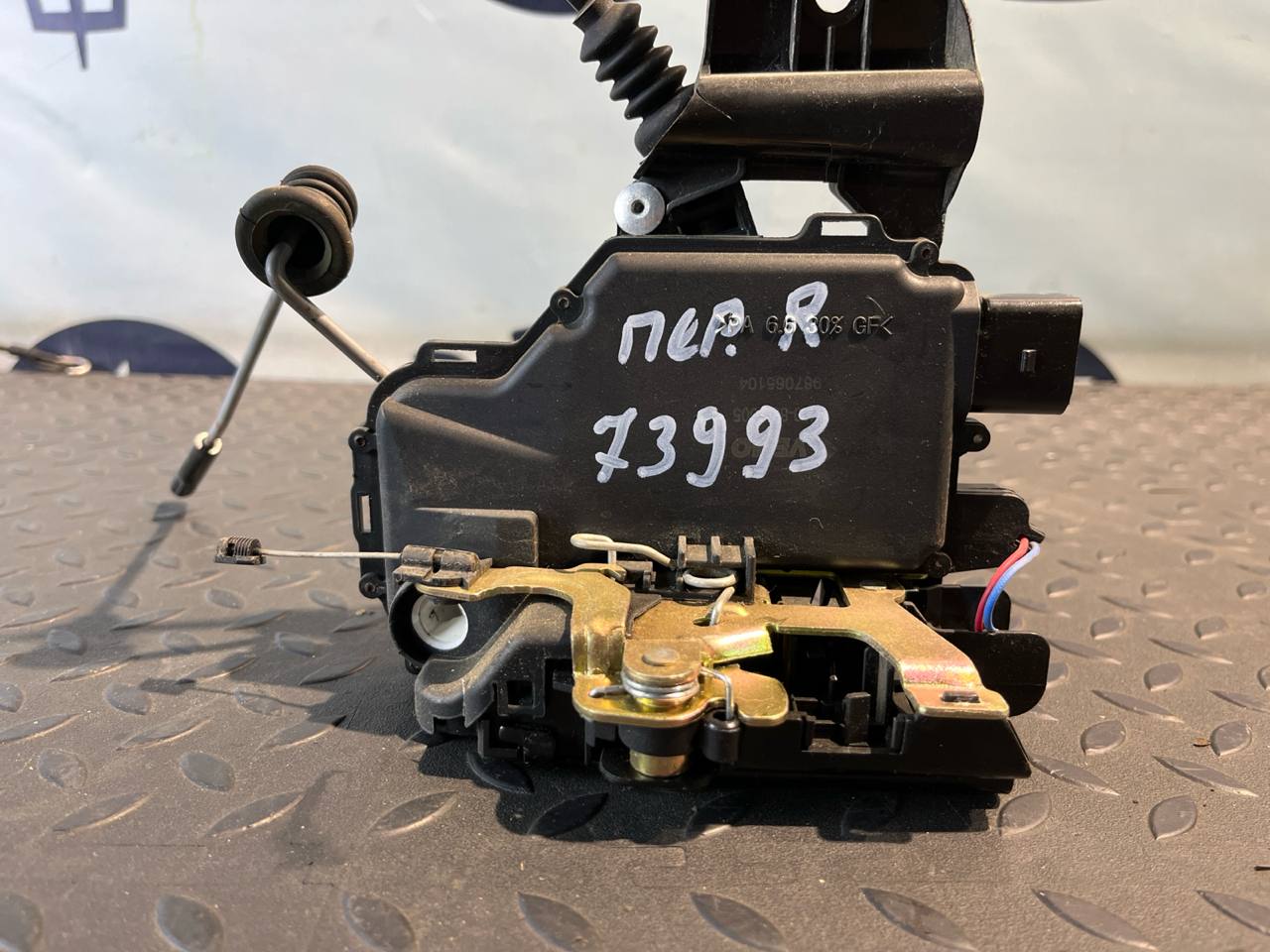 Замок двери передний правый Volkswagen Golf/4 1997-2006