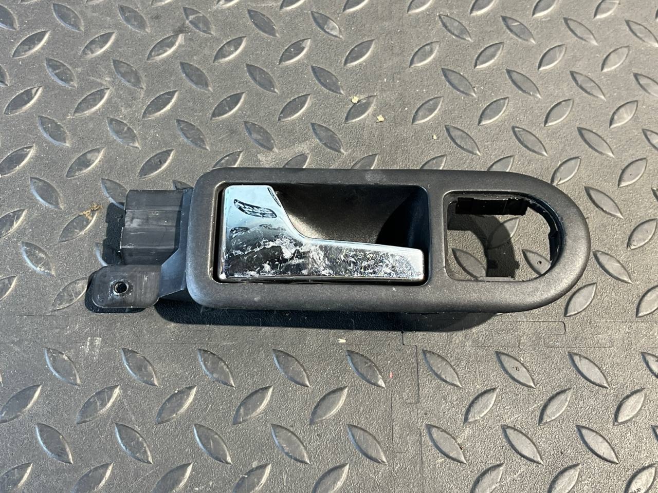 Ручка двери передняя левая Volkswagen Golf/4 1997-2006