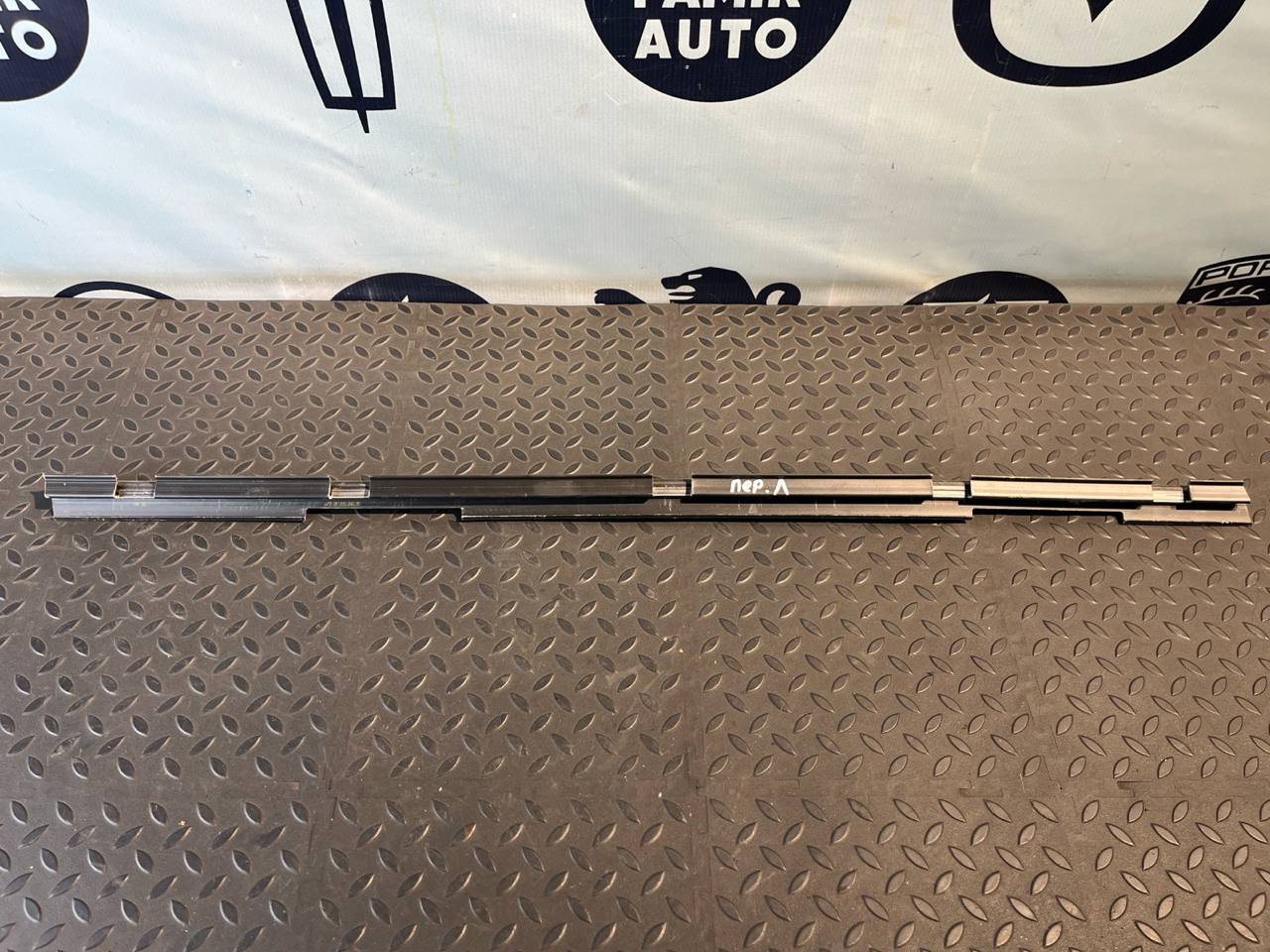 Уплотнитель двери передний левый Volkswagen Golf/4 1997-2006