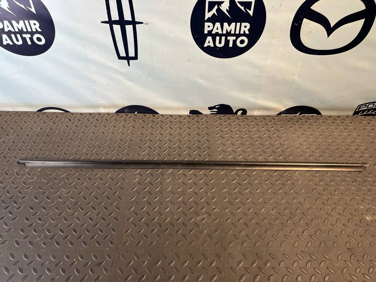 Уплотнитель двери передний левый Volkswagen Golf/4 1997-2006