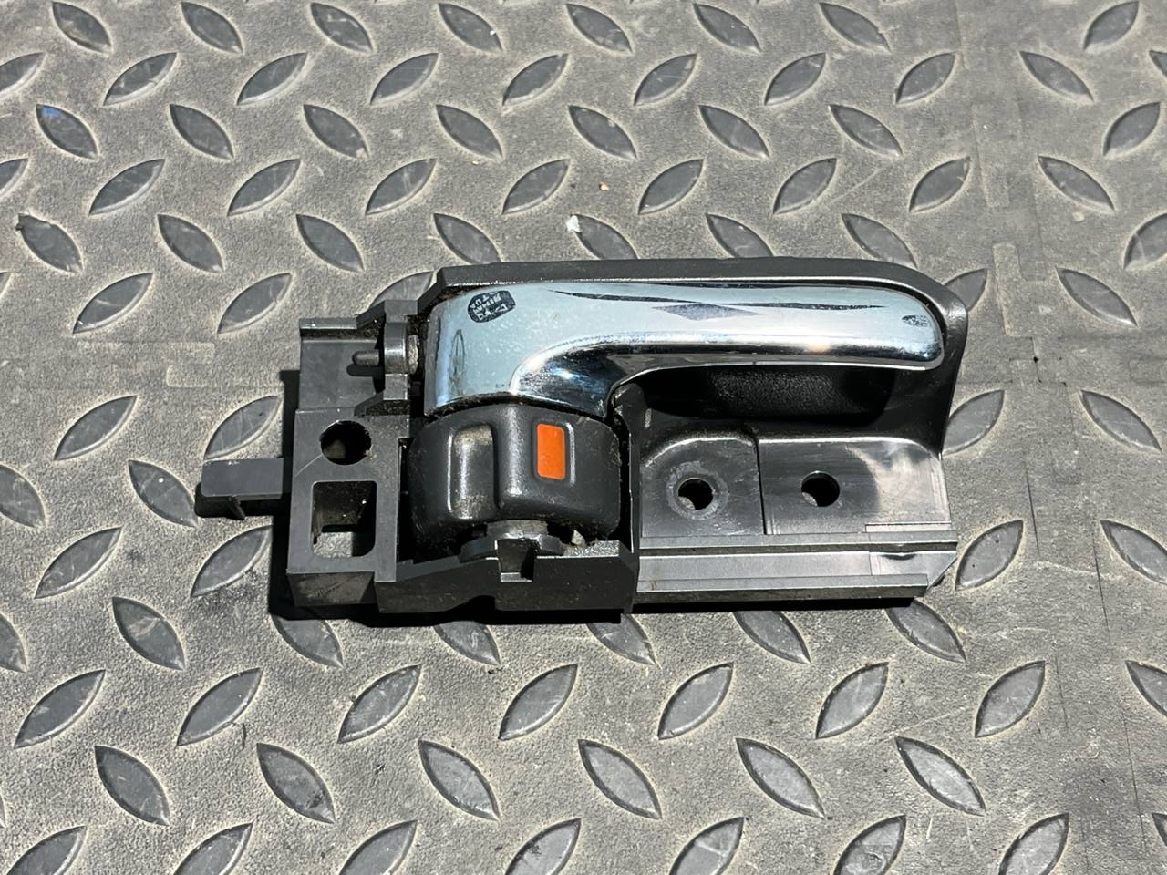 Ручка двери передняя правая Toyota Avensis/2 2003-2009