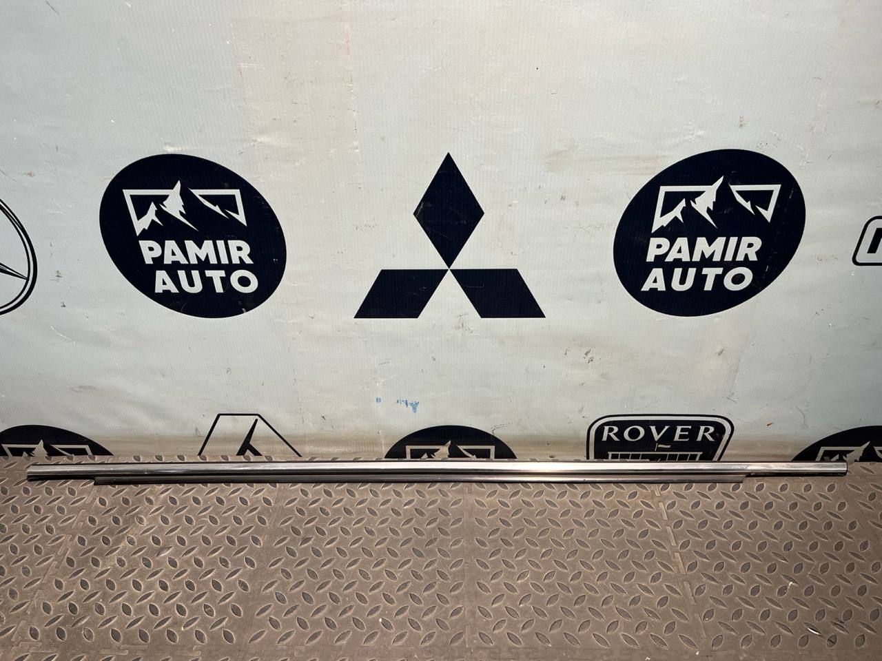 Уплотнитель двери передний левый Toyota Avensis/2 2003-2009