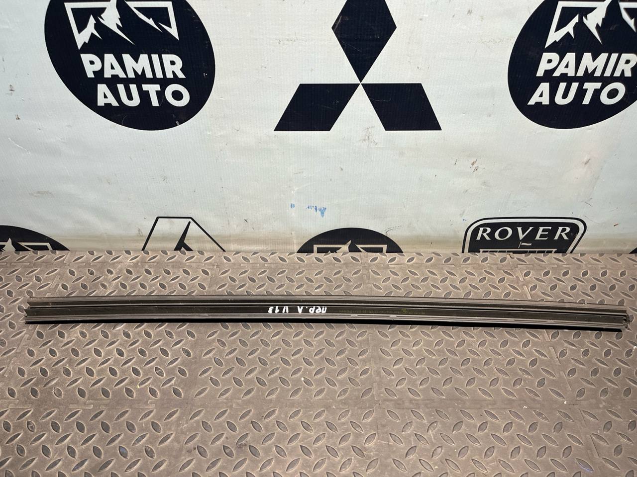 Уплотнитель двери передний левый Toyota Avensis/2 2003-2009