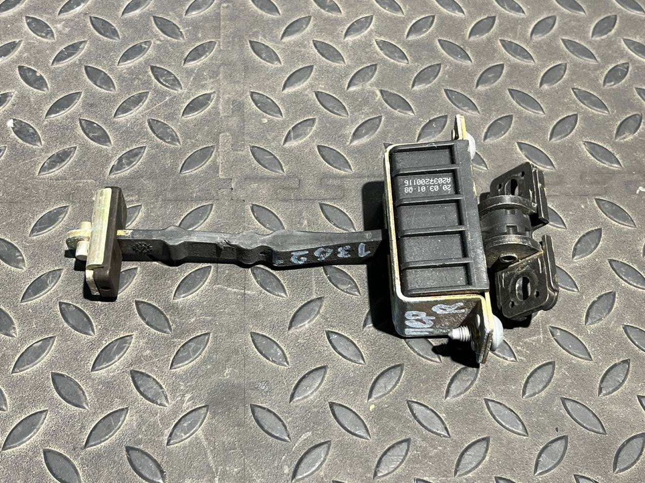 Ограничитель двери передний Mercedes C/W203 2000-2008