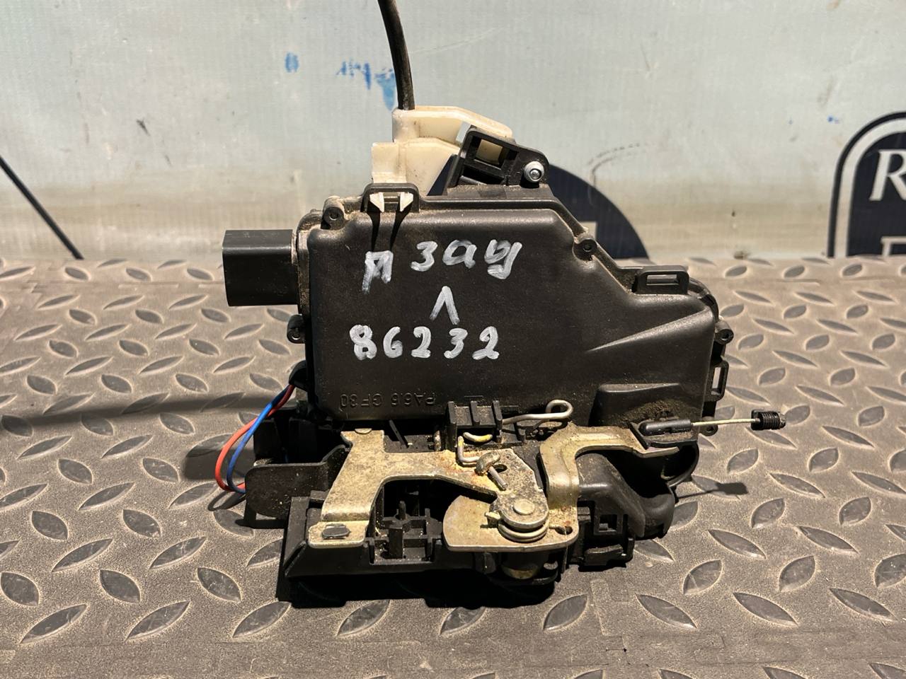 Замок двери задний левый Volkswagen Golf/4 1997-2006