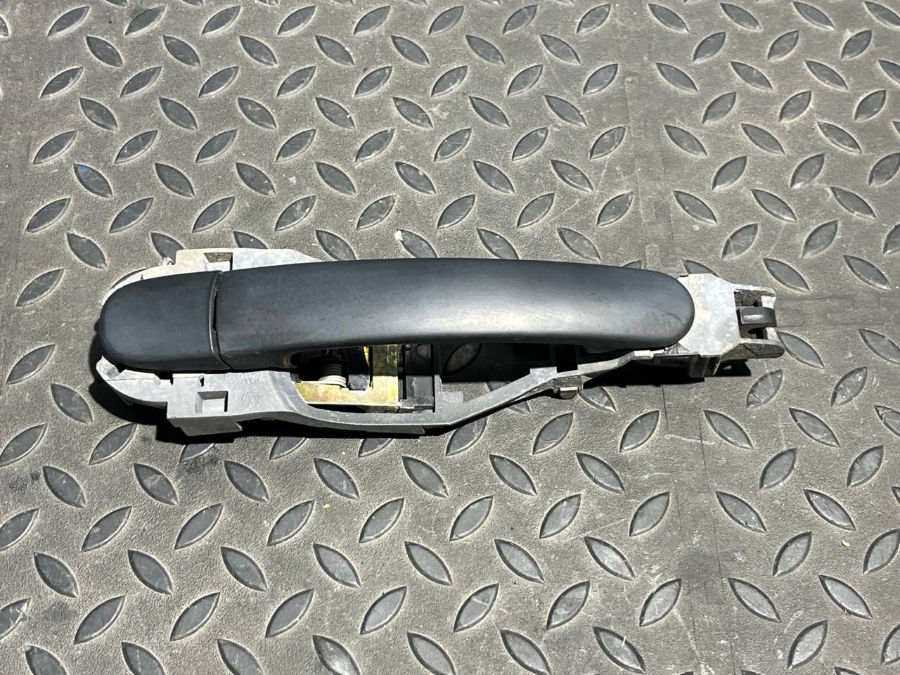 Ручка двери задняя левая Volkswagen Golf/4 1997-2006