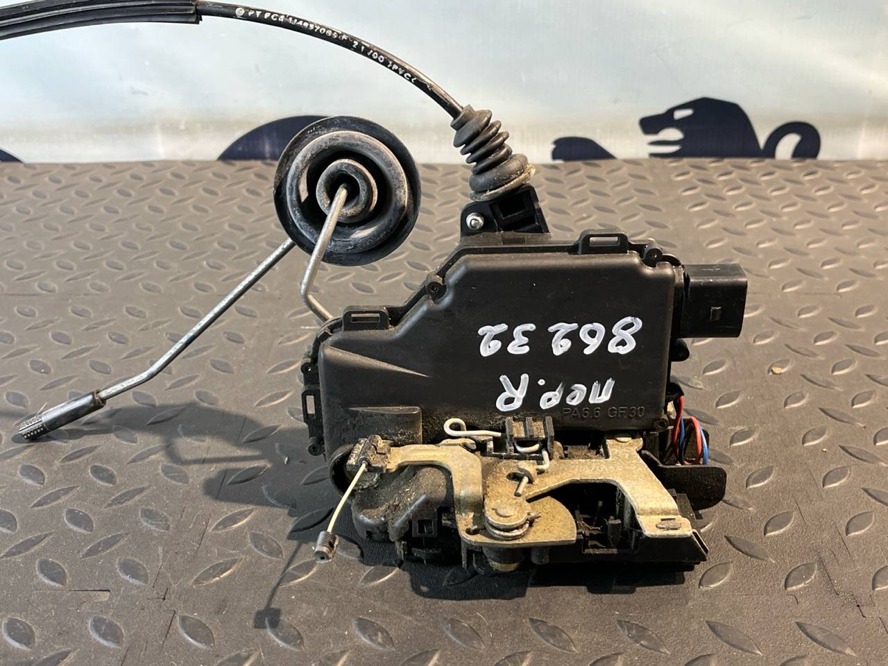 Замок двери передний правый Volkswagen Golf/4 1997-2006