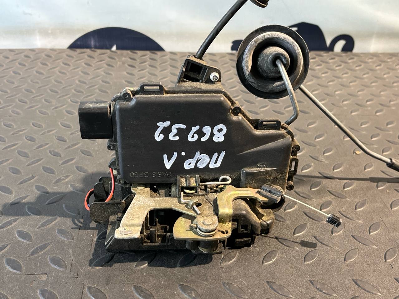 Замок двери передний левый Volkswagen Golf/4 1997-2006