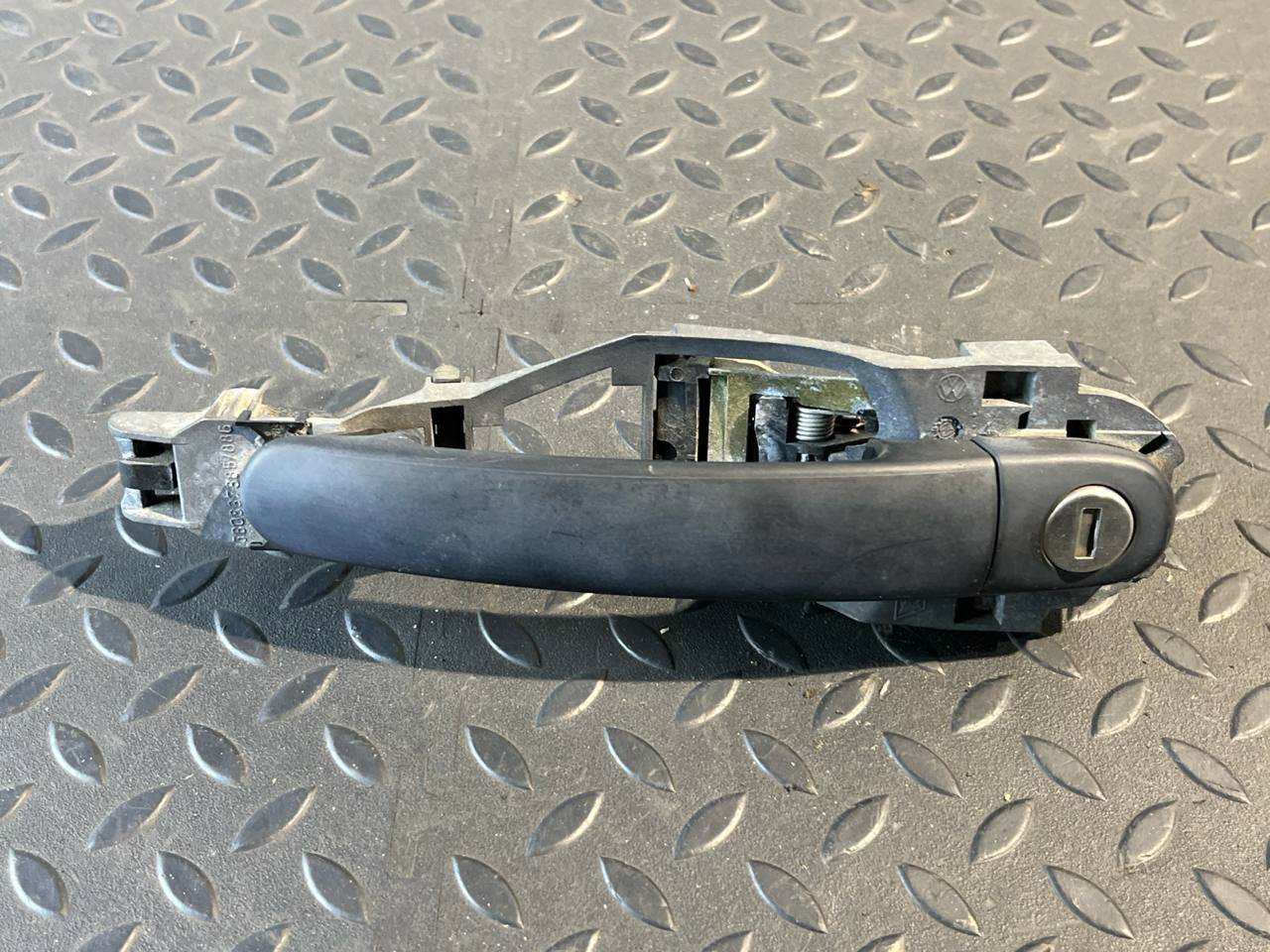 Ручка двери передняя левая Volkswagen Golf/4 1997-2006