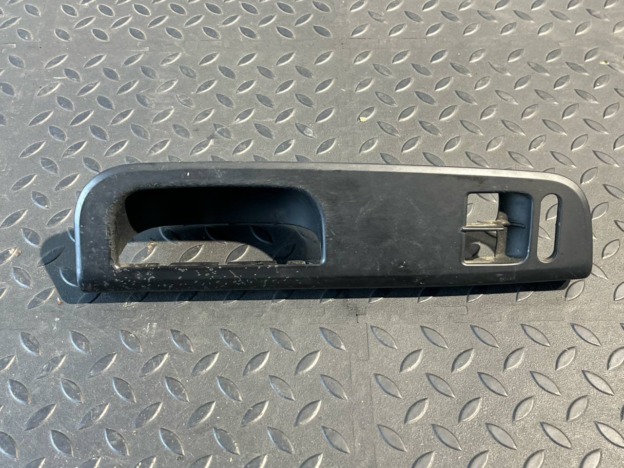 Накладка ручки двери передняя левая Volkswagen Golf/4 1997-2006