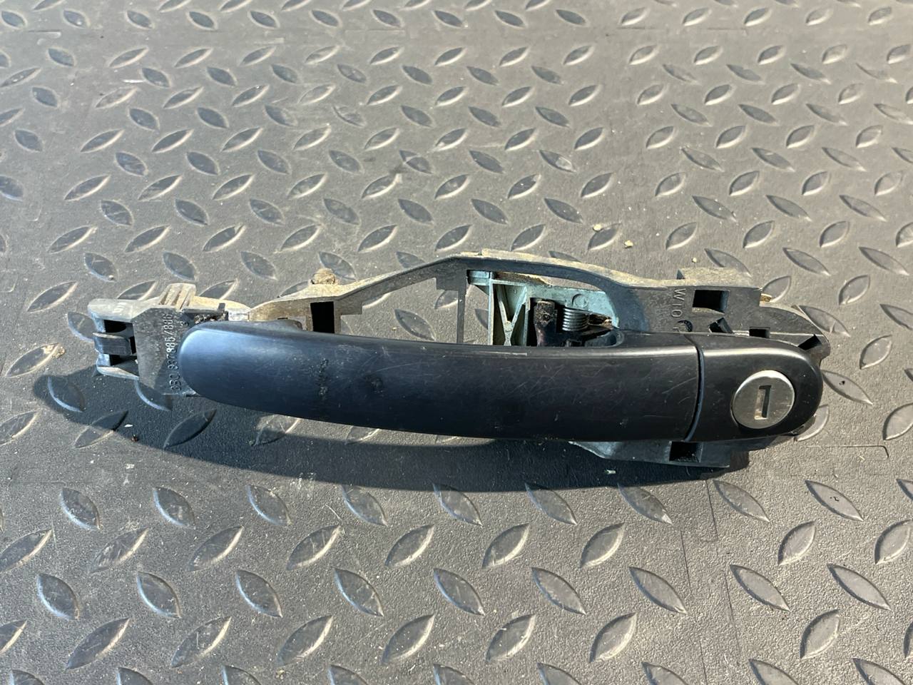 Ручка двери передняя левая Volkswagen Golf/4 1997-2006