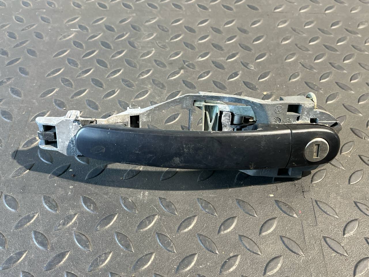 Ручка двери передняя правая Volkswagen Golf/4 1997-2006