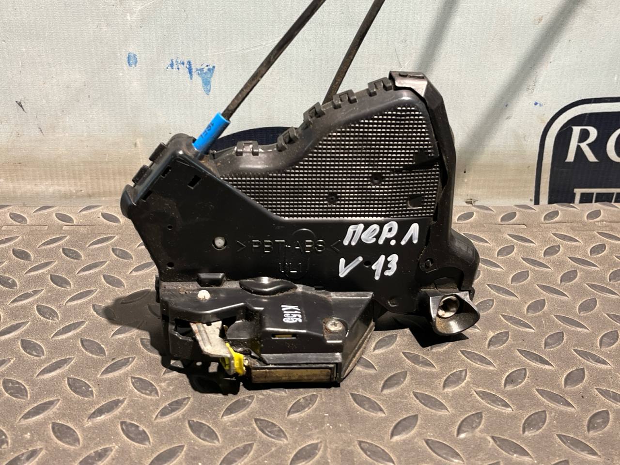 Замок двери передний левый Toyota Avensis/2 2003-2009