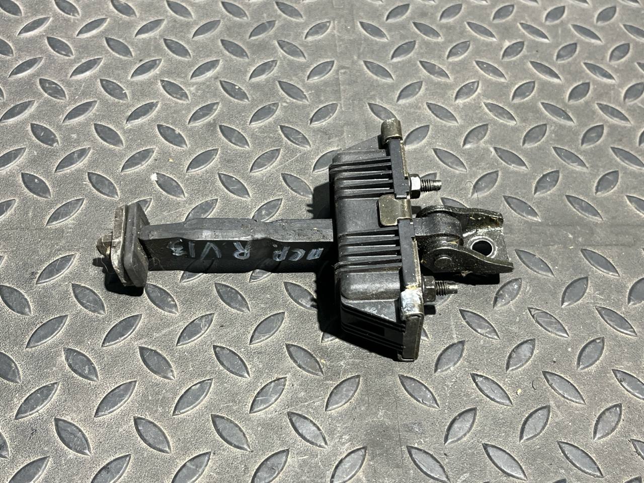 Ограничитель двери передний Toyota Avensis/2 2003-2009