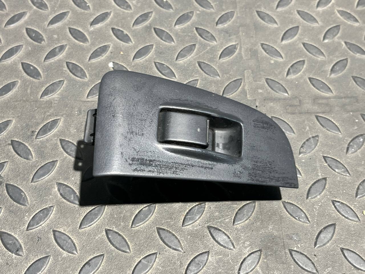 Кнопка стеклоподъемника передняя правая Toyota Avensis/2 2003-2009