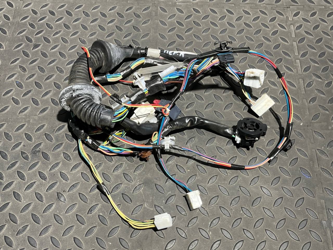 Проводка двери передняя правая Toyota Avensis/2 2003-2009