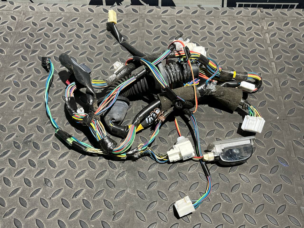 Проводка двери передняя левая Toyota Avensis/2 2003-2009