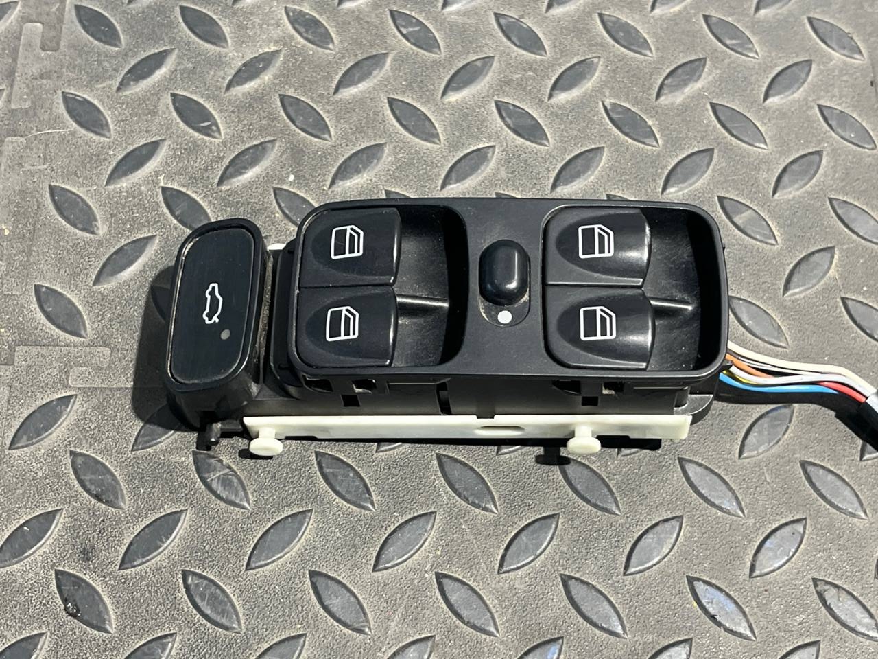 Блок управления стеклоподъемниками Mercedes C/W203 2000-2008