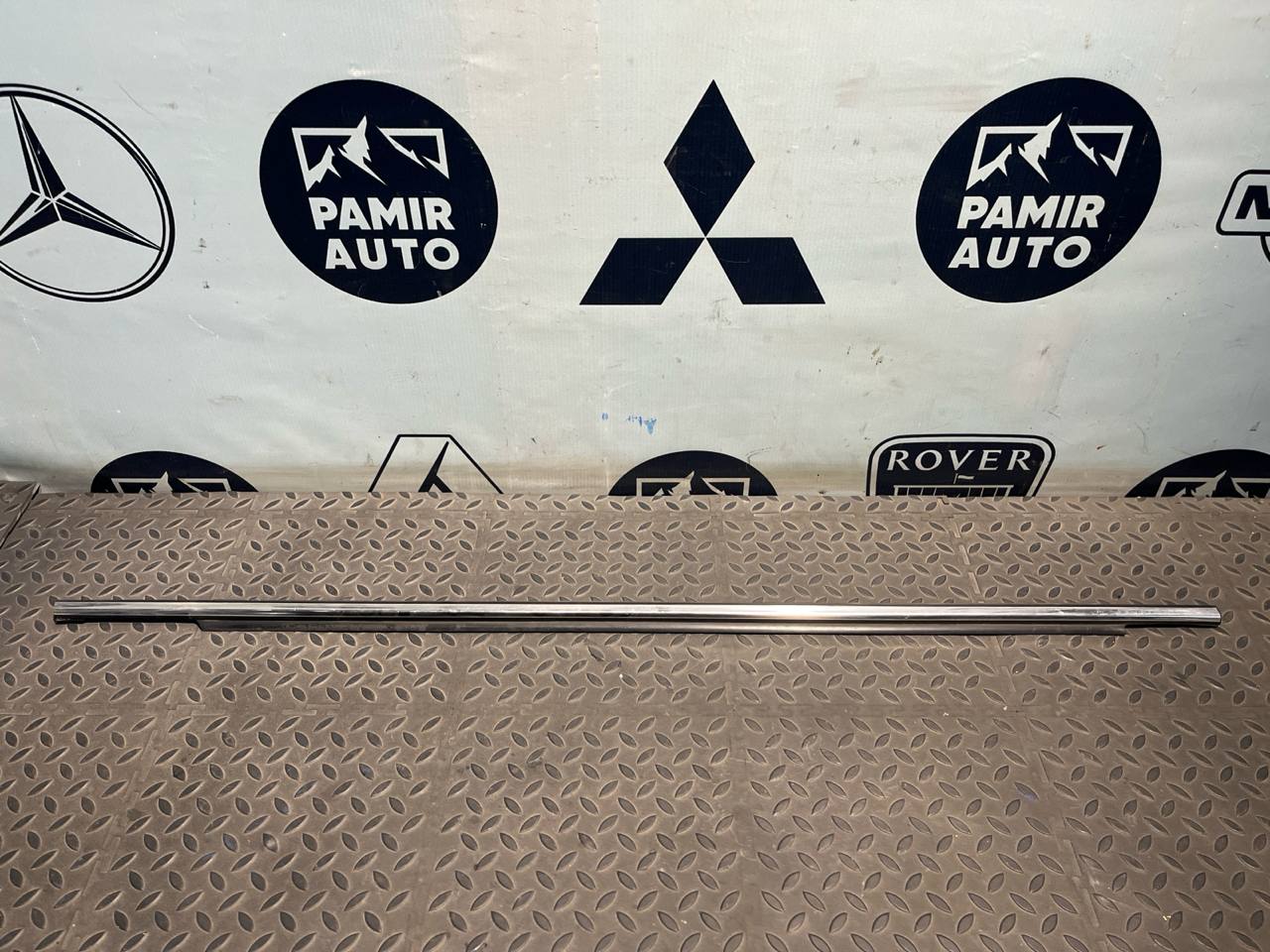 Уплотнитель двери передний правый Toyota Avensis/2 2003-2009