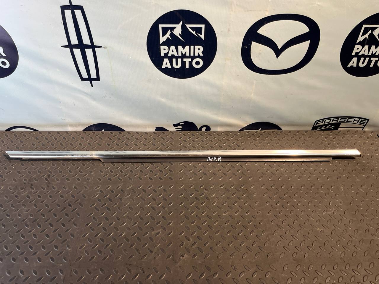 Уплотнитель двери передний правый Mercedes C/W204 2006-2015