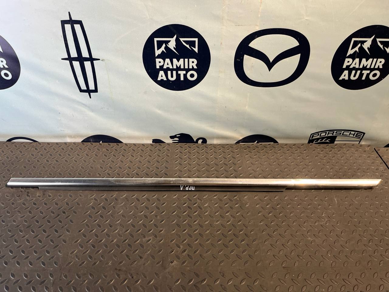 Уплотнитель двери передний левый Mercedes C/W204 2006-2015