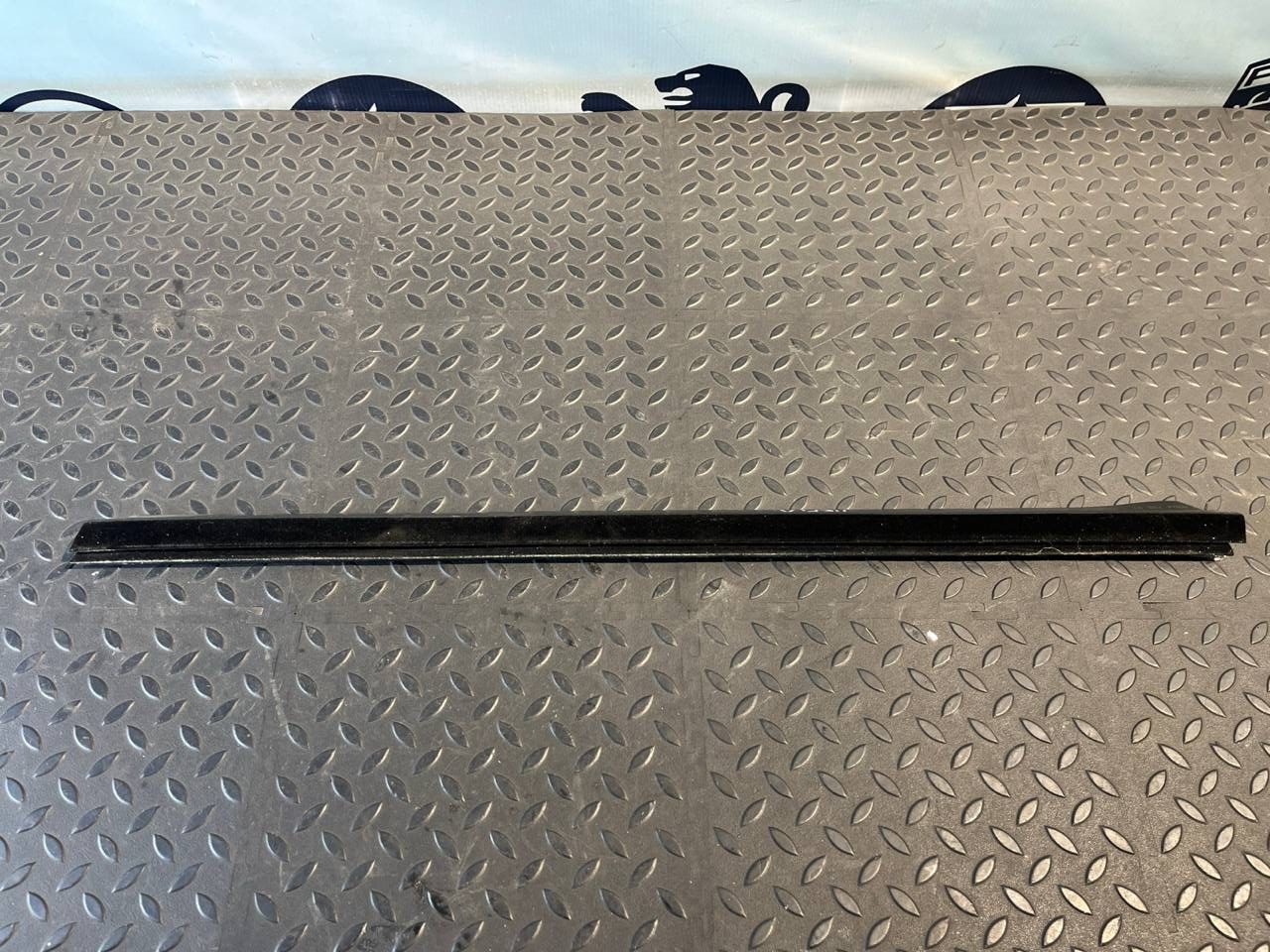 Уплотнитель двери передний левый Mercedes C/W204 2006-2015