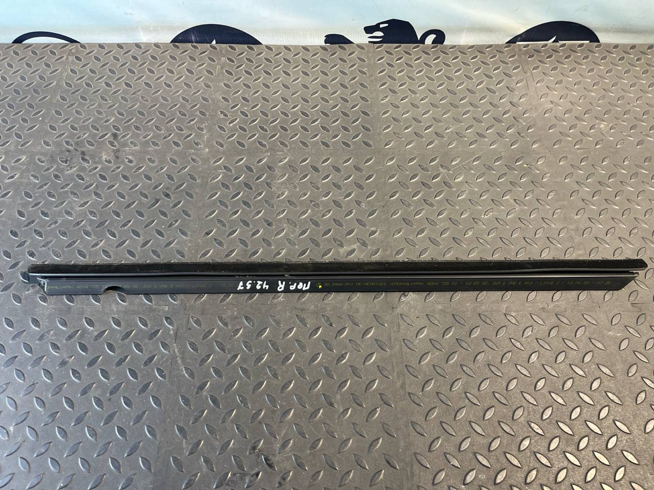 Уплотнитель двери передний правый Mercedes C/W204 2006-2015