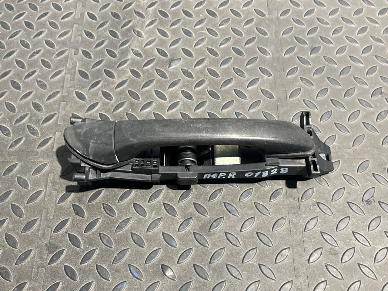 Ручка двери передняя правая Mercedes C/W203 2000-2008