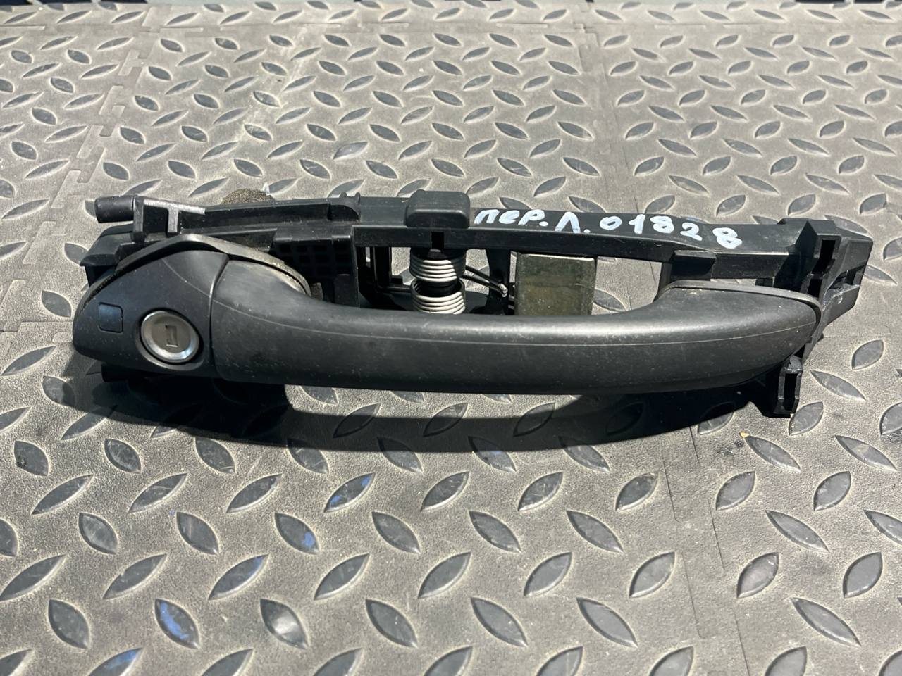 Ручка двери передняя левая Mercedes C/W203 2000-2008