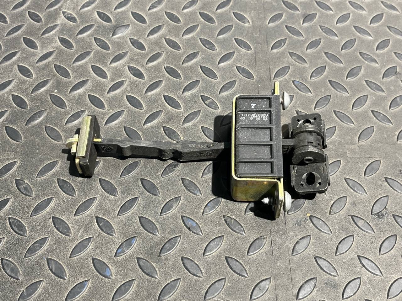 Ограничитель двери передний Mercedes C/W203 2000-2008