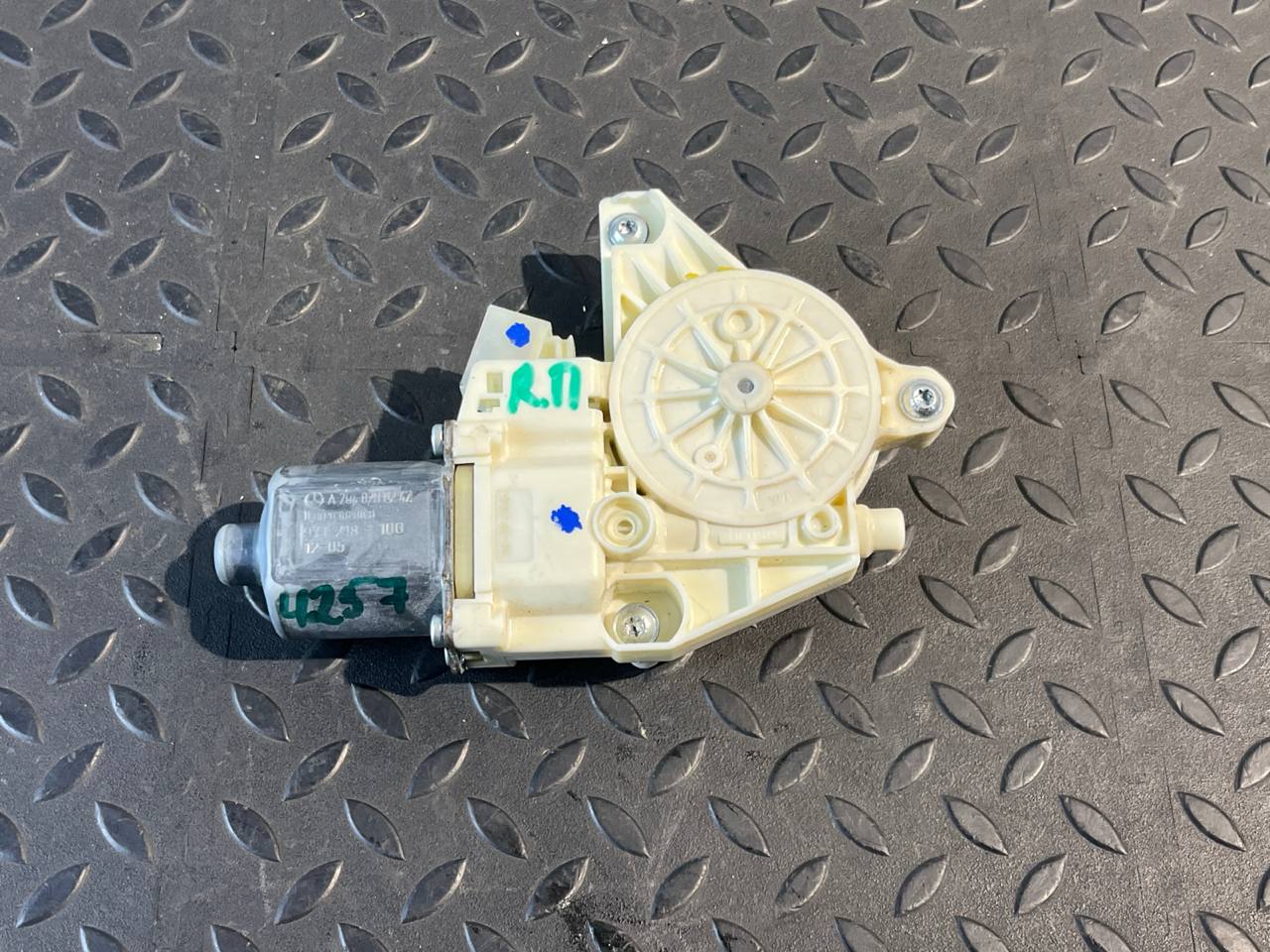 Моторчик стеклоподъемника передний правый Mercedes C/W204 2006-2015