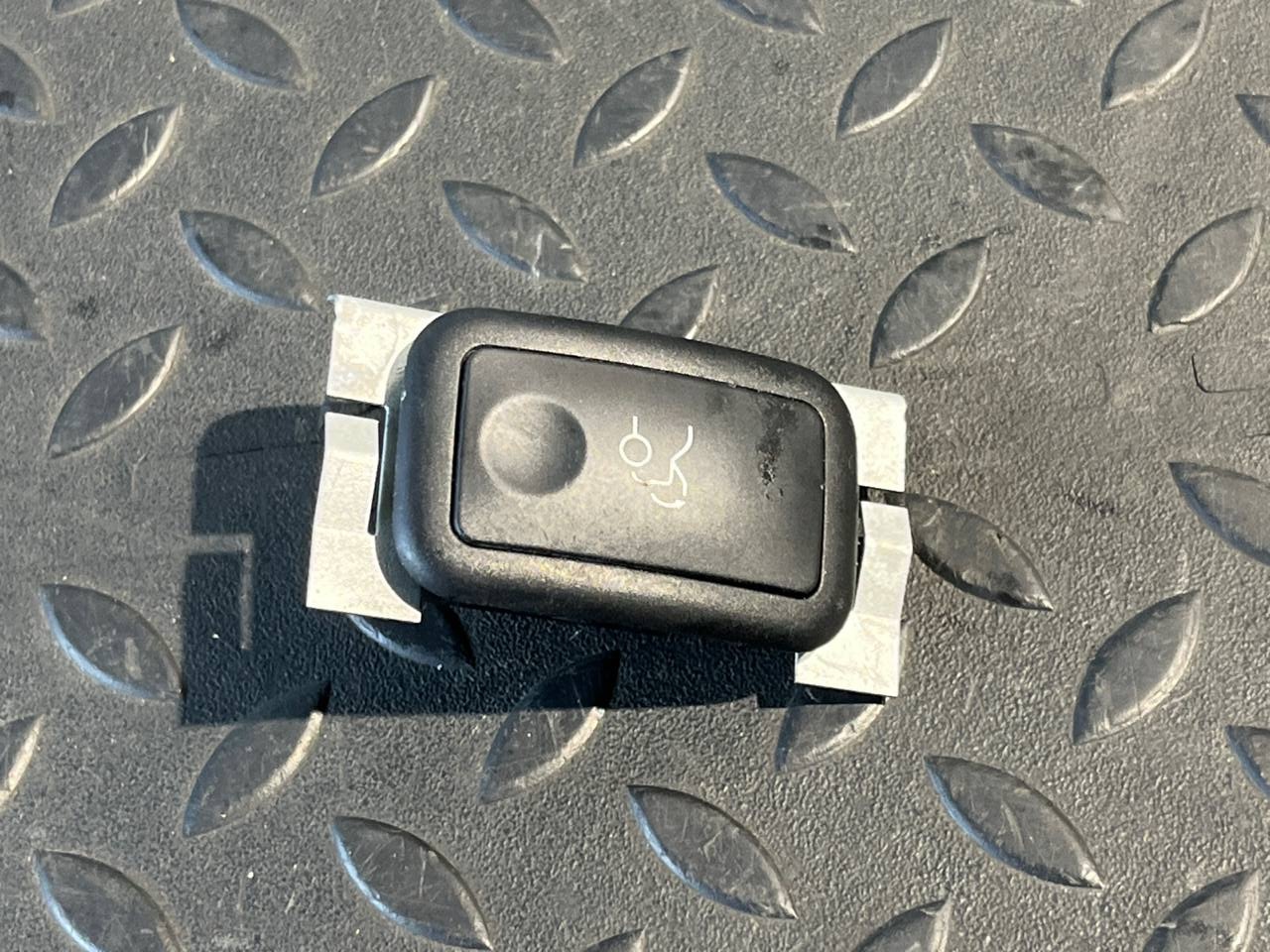 Кнопка открывания багажника Mercedes C/W204 2006-2015