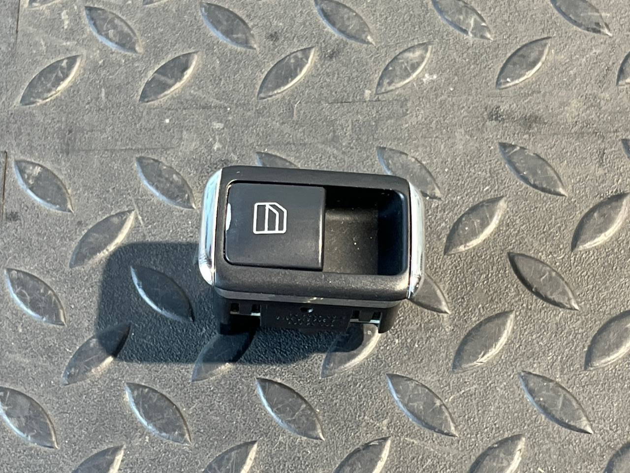 Кнопка стеклоподъемника передняя Mercedes C/W204 2006-2015