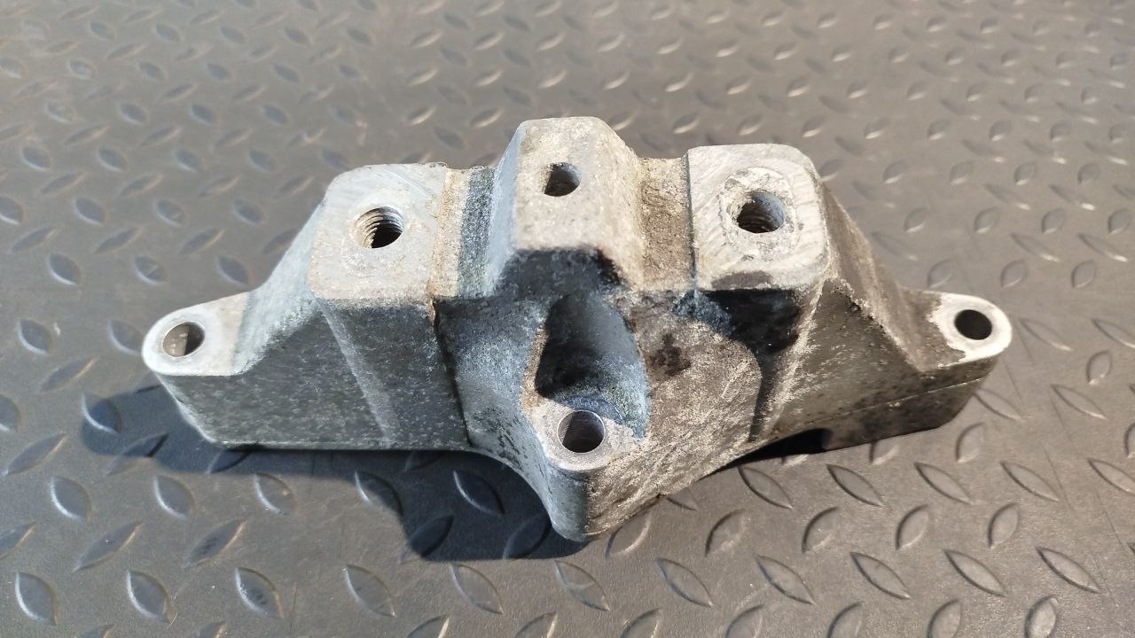 Кронштейн двигателя Volkswagen Golf/4 1997-2006