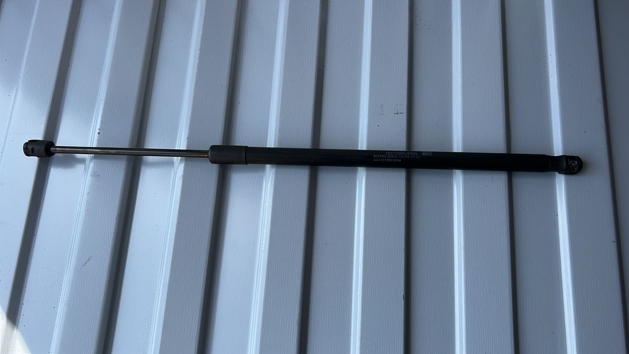 Амортизатор капота левый Mercedes C/W204 2006-2015