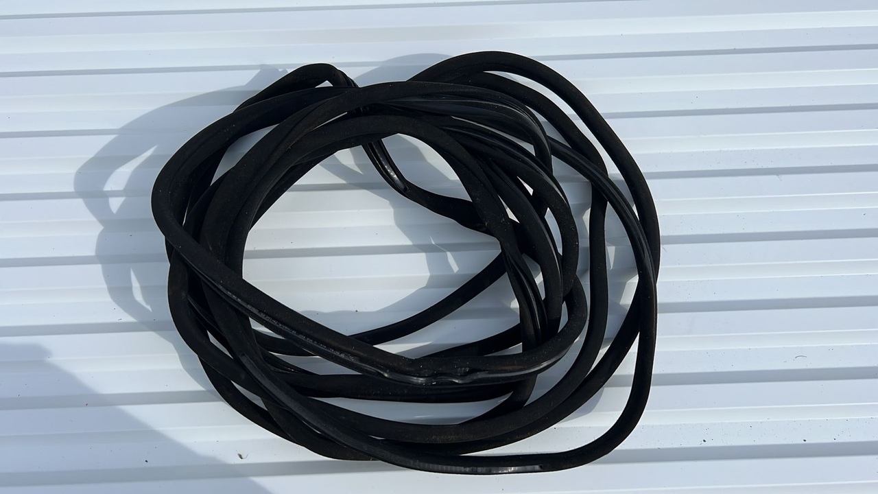 Уплотнитель двери Mercedes C/W204 2006-2015