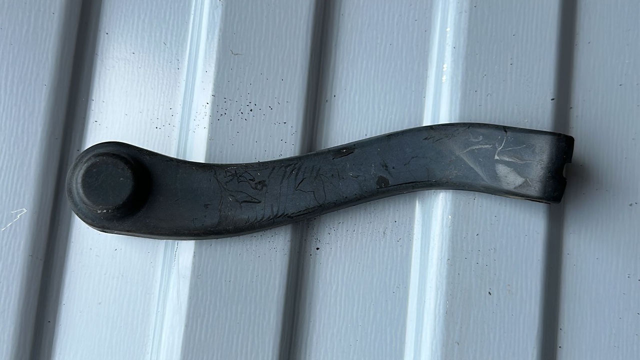 Накладка поводка стеклоочистителя левая Mercedes C/W204 2006-2015