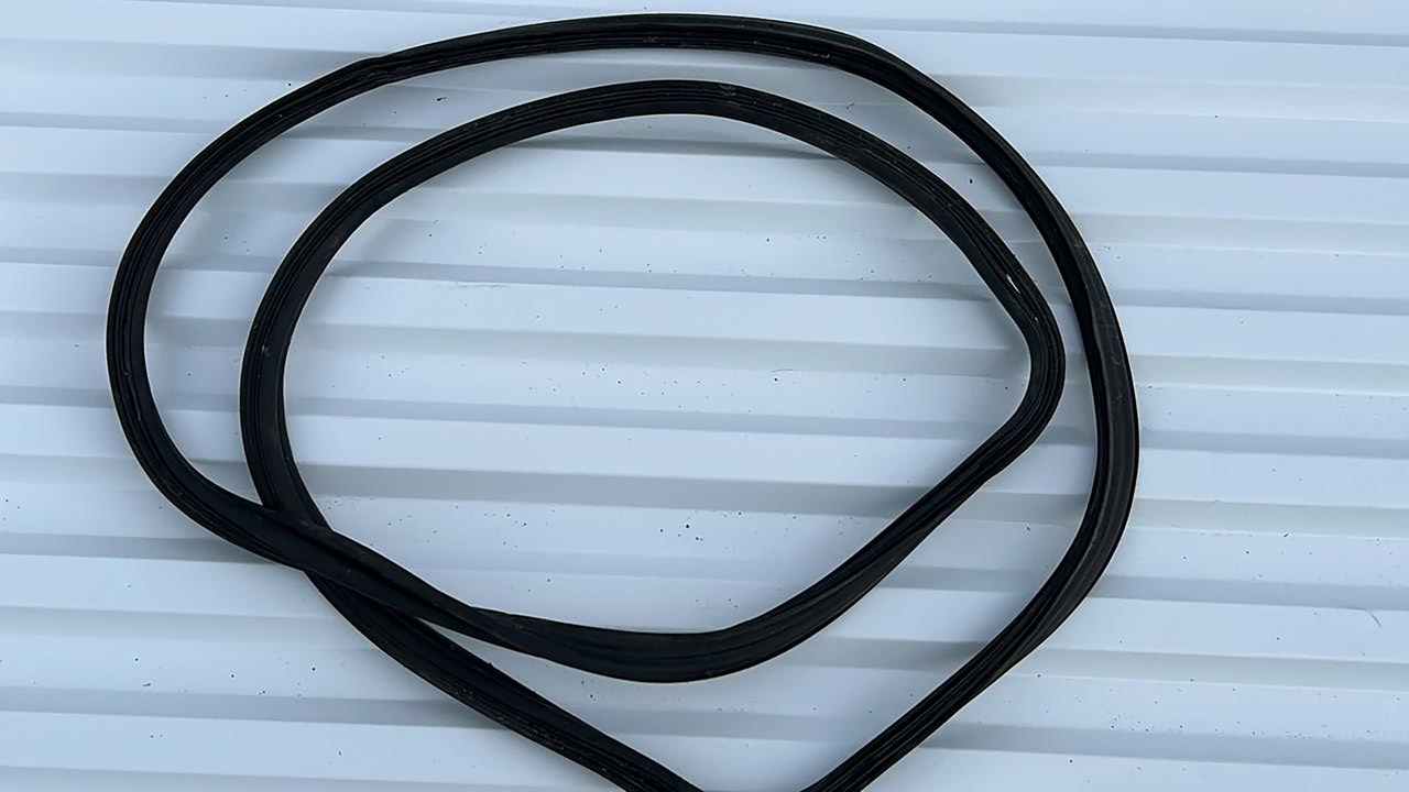 Уплотнитель крышки багажника Mercedes C/W204 2006-2015