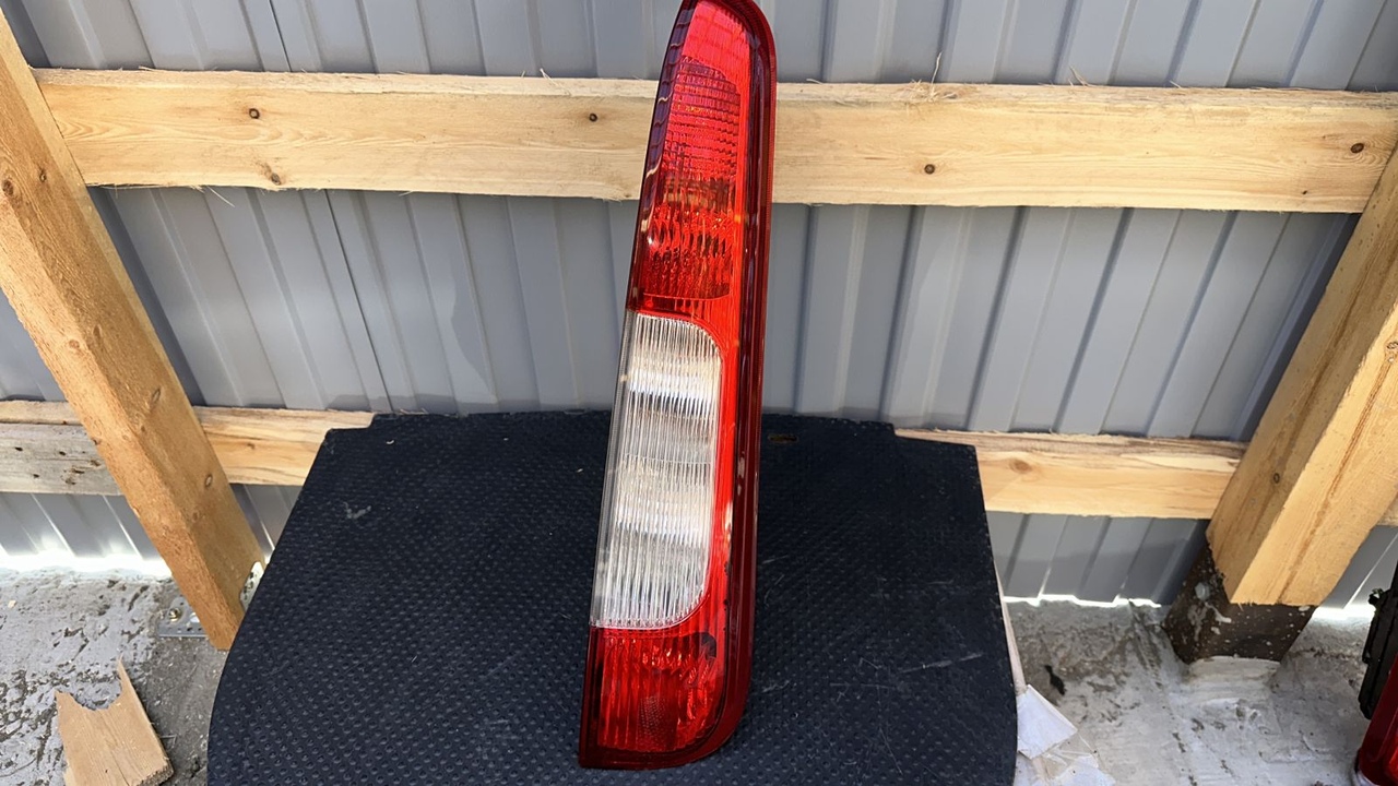 Фонарь задний правый Ford C-Max 2003-2010