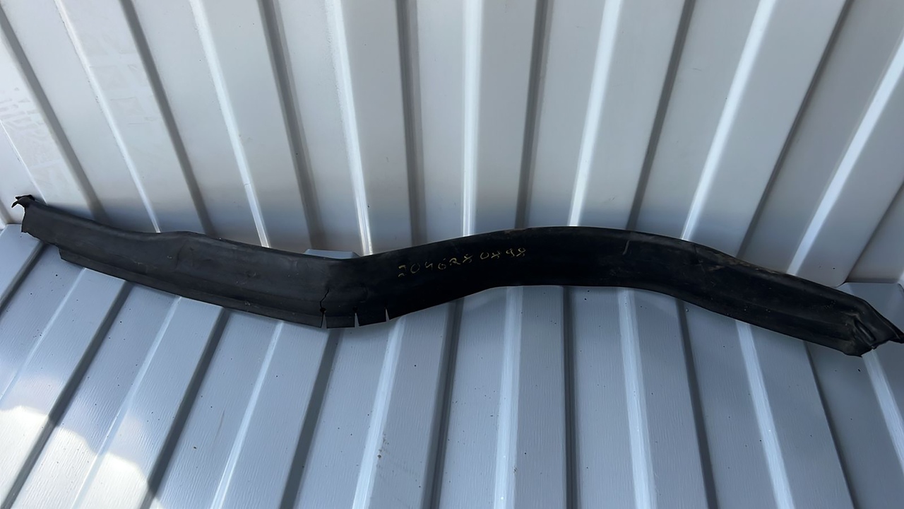 Уплотнитель капота правый Mercedes C/W204 2006-2015