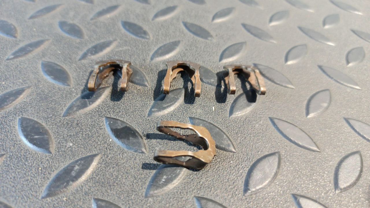 Скоба топливной форсунки Opel Vectra/C 2002-2008