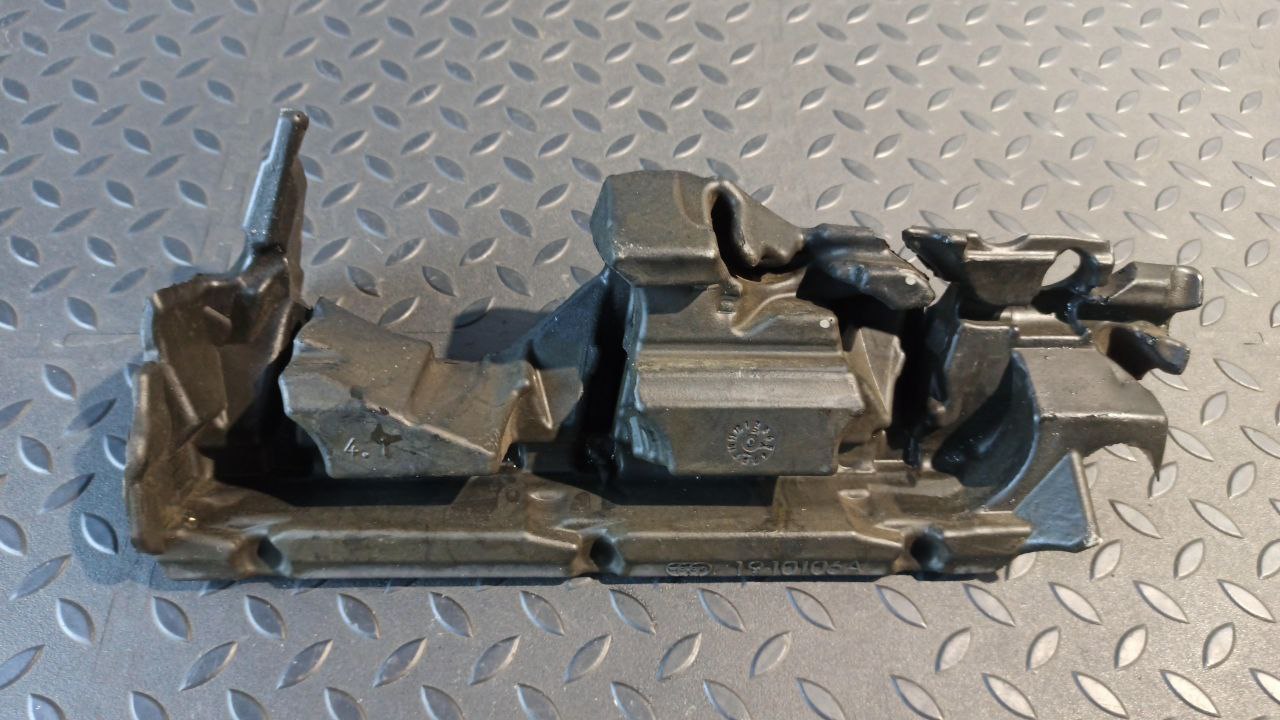 Шумоизоляция крышки на двигатель Mercedes E/W211 2002-2009