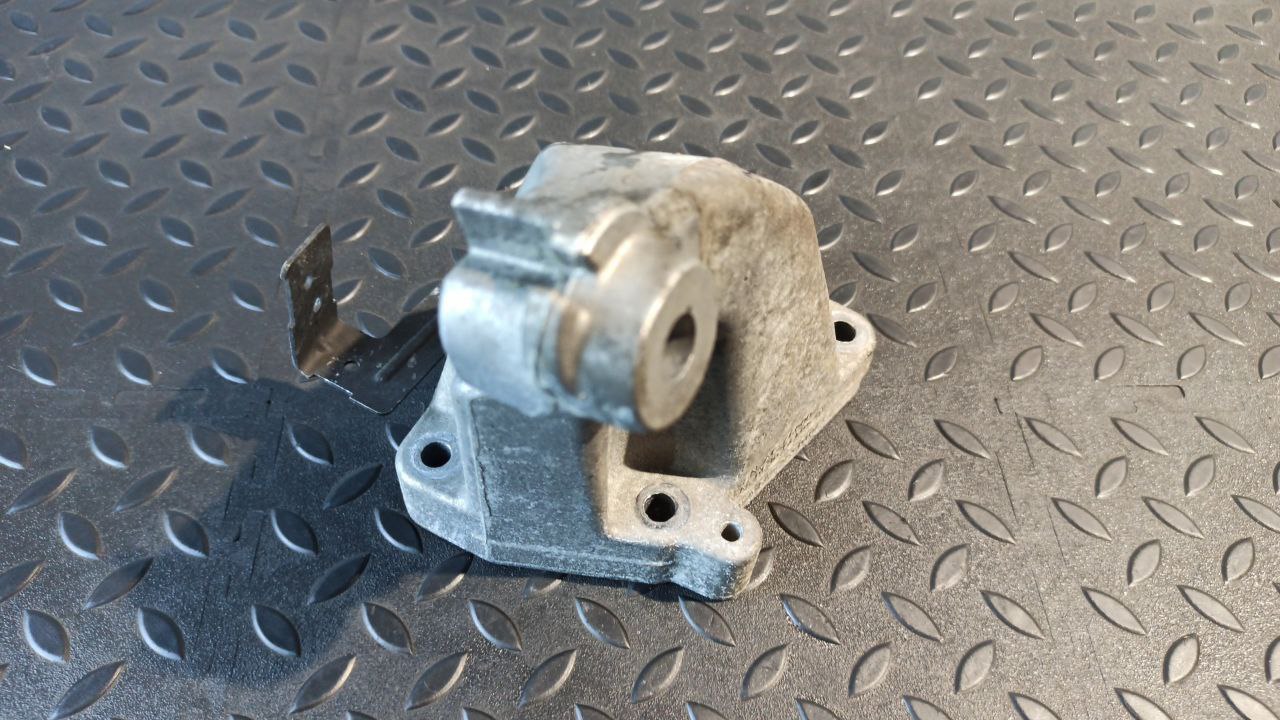 Кронштейн двигателя Mercedes E/W211 2002-2009