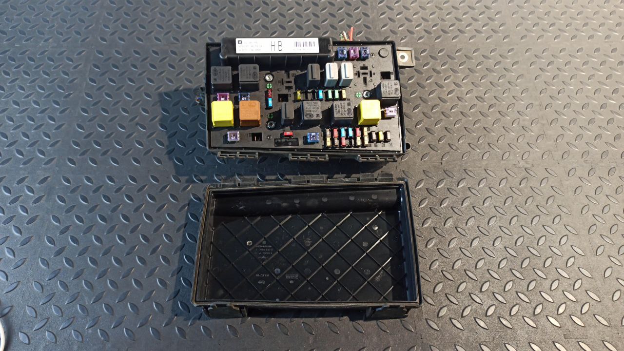 Блок предохранителей Opel Zafira/B 2005-2014