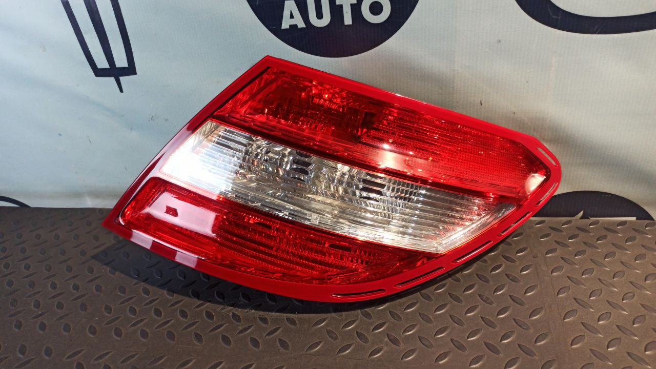 Фонарь задний правый Mercedes C/W204 2006-2015