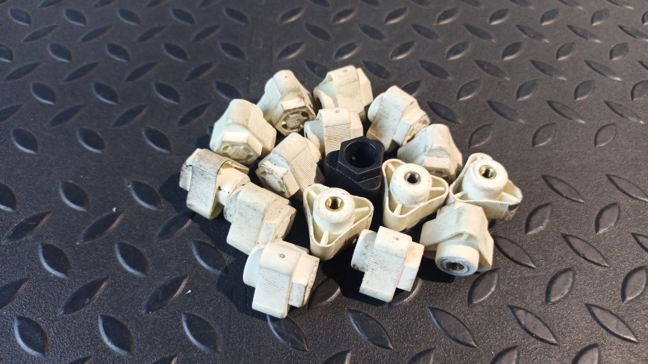 Гайка заднего фонаря Opel Astra/H 2004-2014