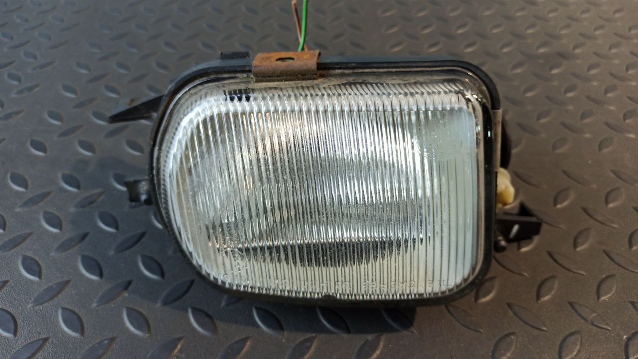 Фара противотуманная левая Mercedes C/W203 2000-2008