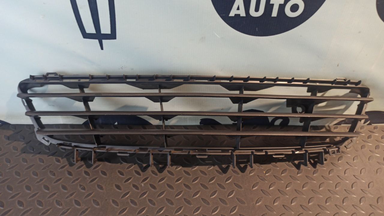 Решетка в бампер центральная Opel Astra/H 2004-2014