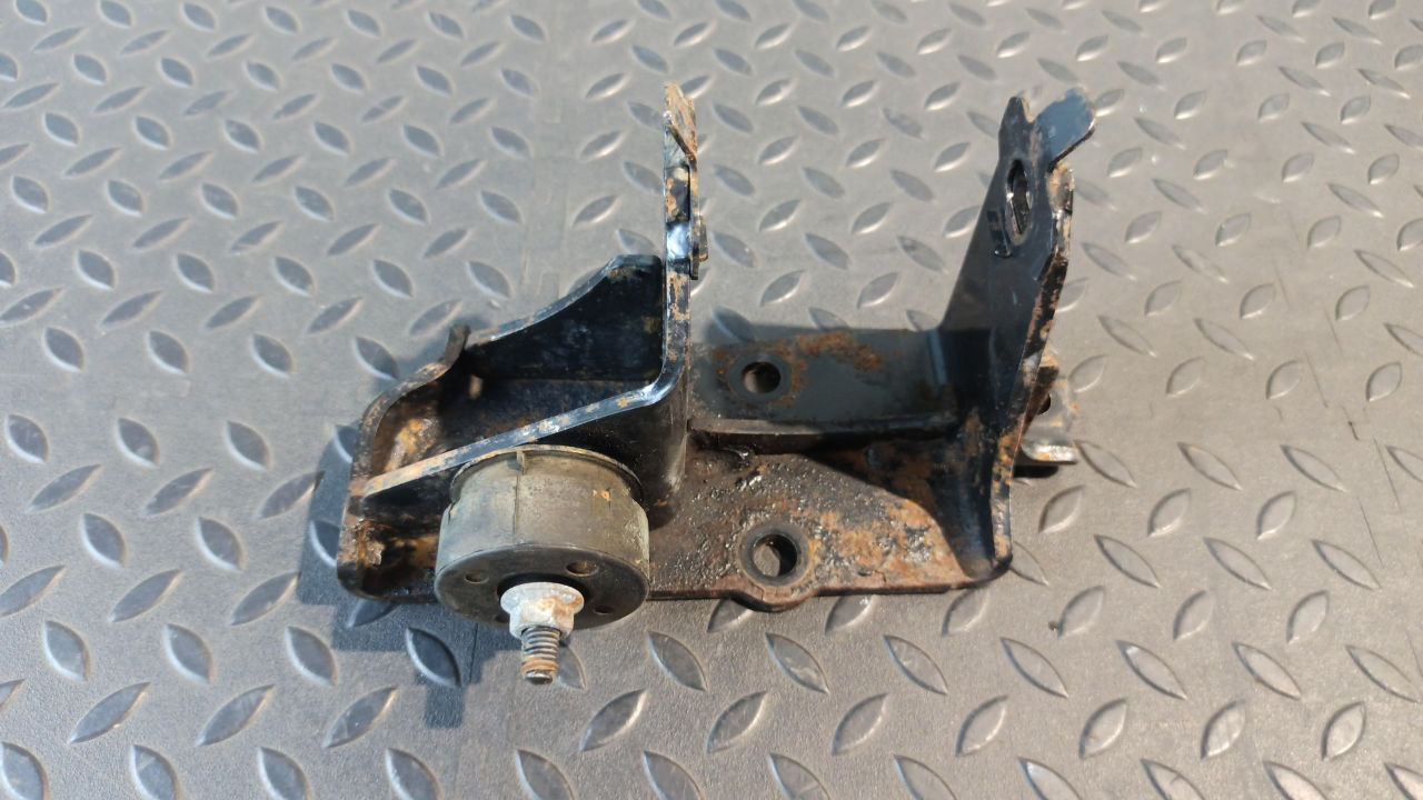 Кронштейн опоры двигателя Toyota Avensis/2 2003-2009